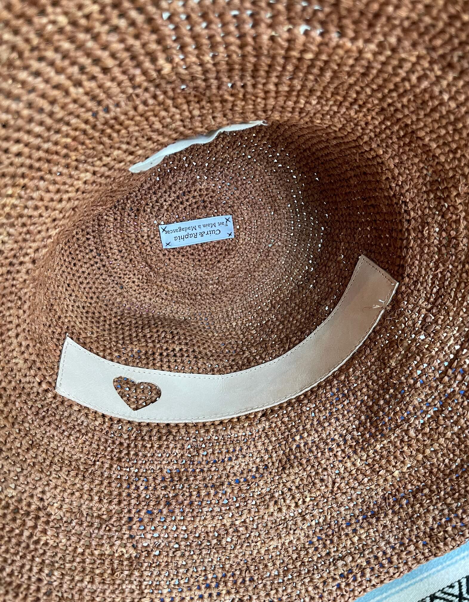 Шляпа из рафии 