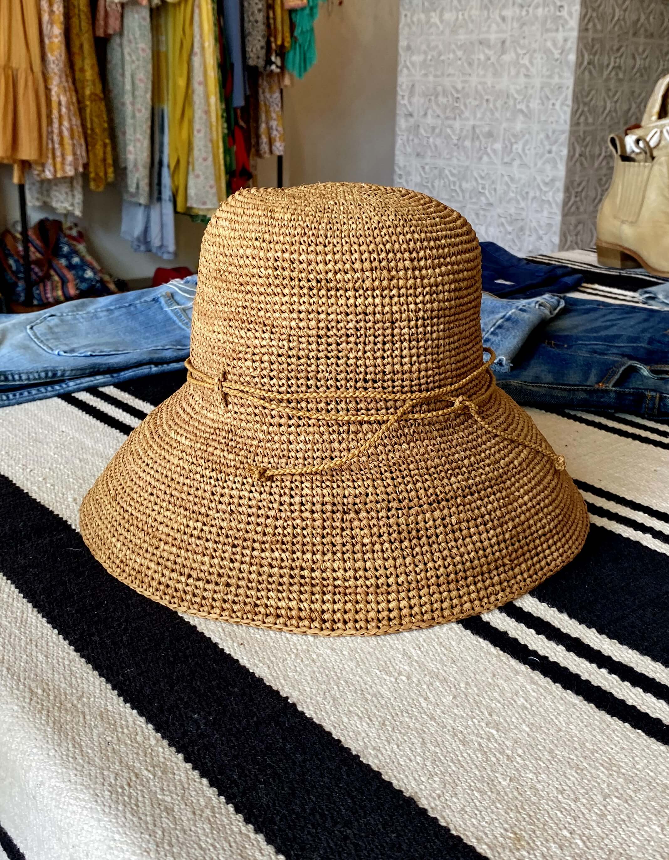 Шляпа из рафии