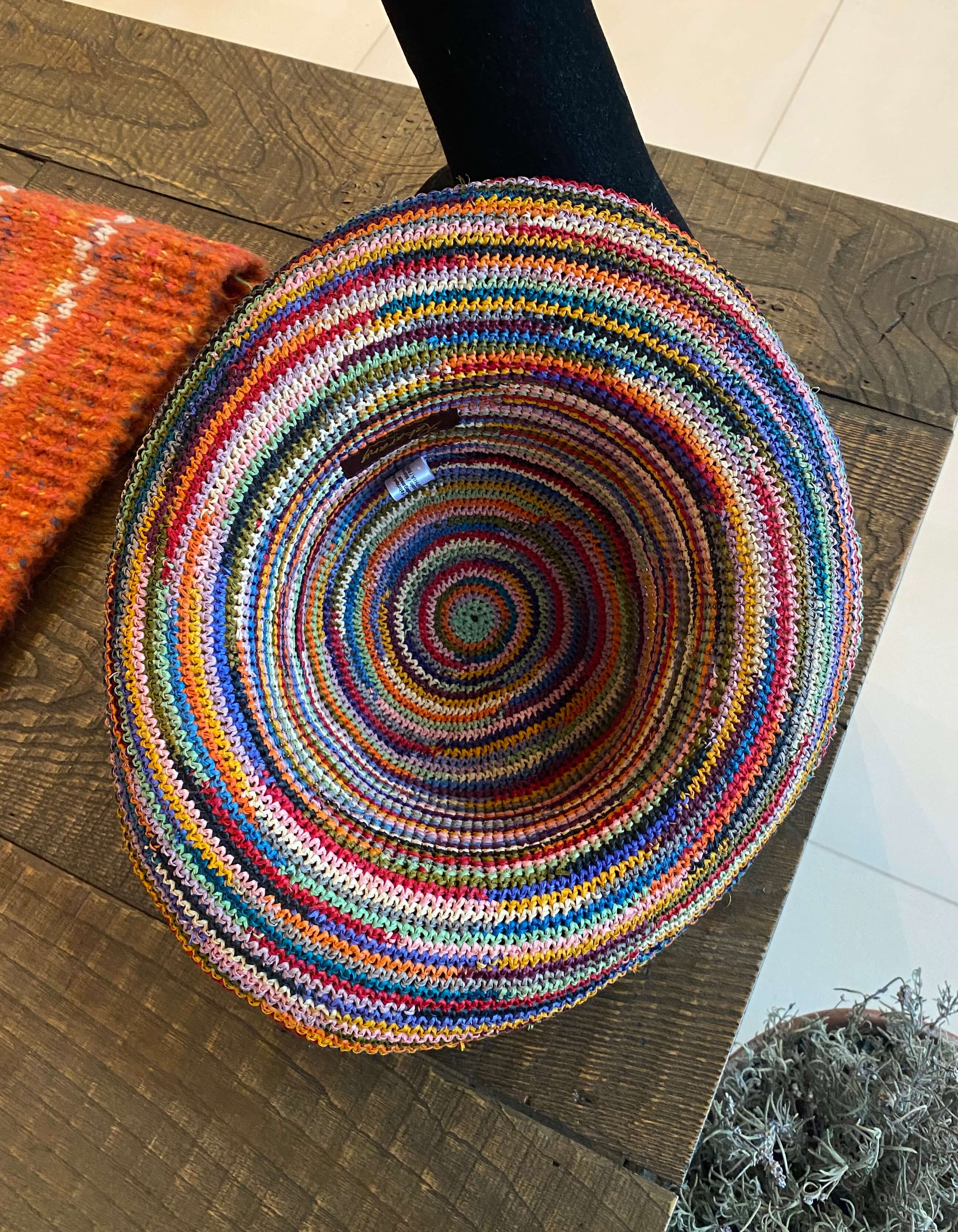 Шляпа из рафии разноцветная